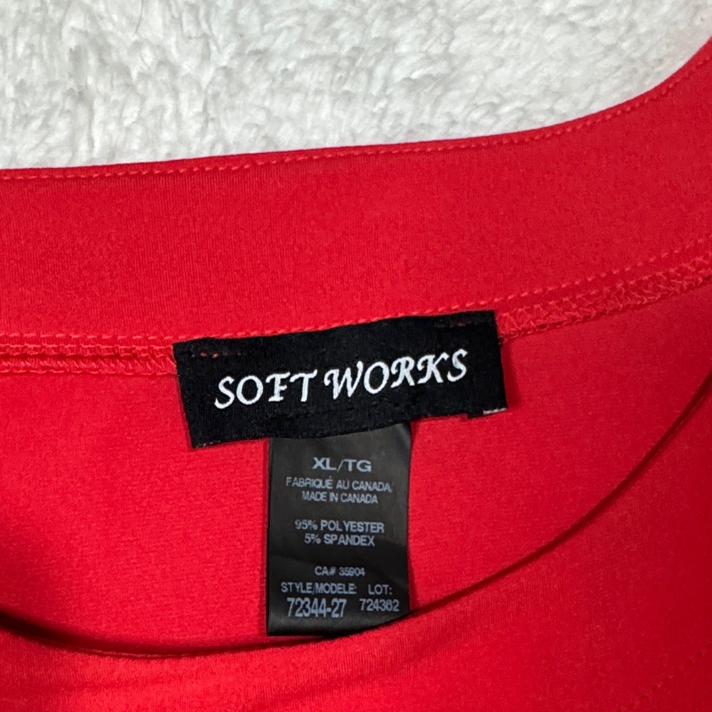 Red Button-Detail Women's Top‎ - Picture 2 of 4